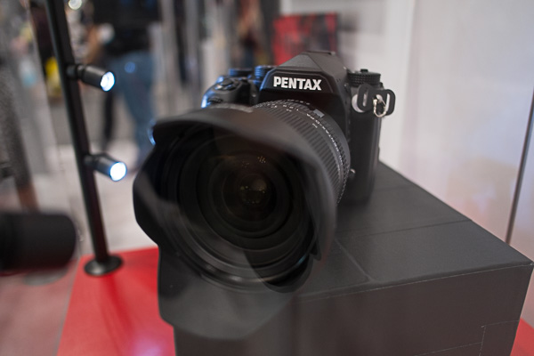 Полнокадровая зеркальная камера Pentax показана на выставке Photo Plus 2015
