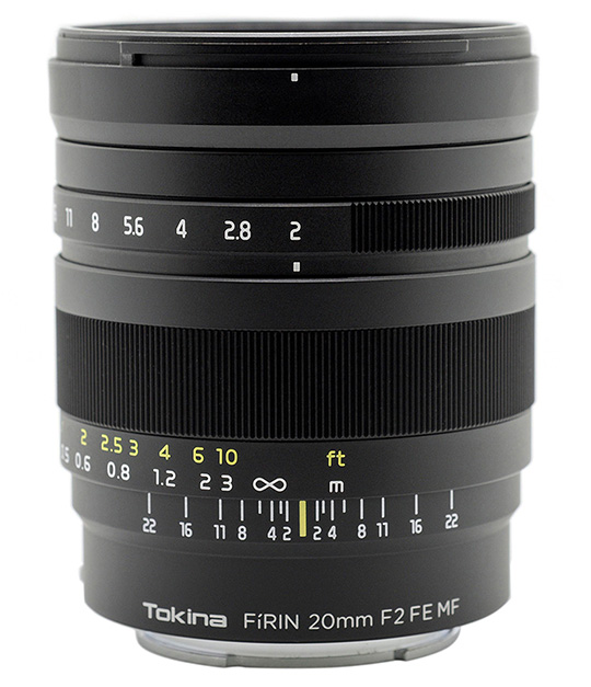 В комплект объектива Tokina FiRIN 20mm F2 FE MF входит прямоугольная бленда
